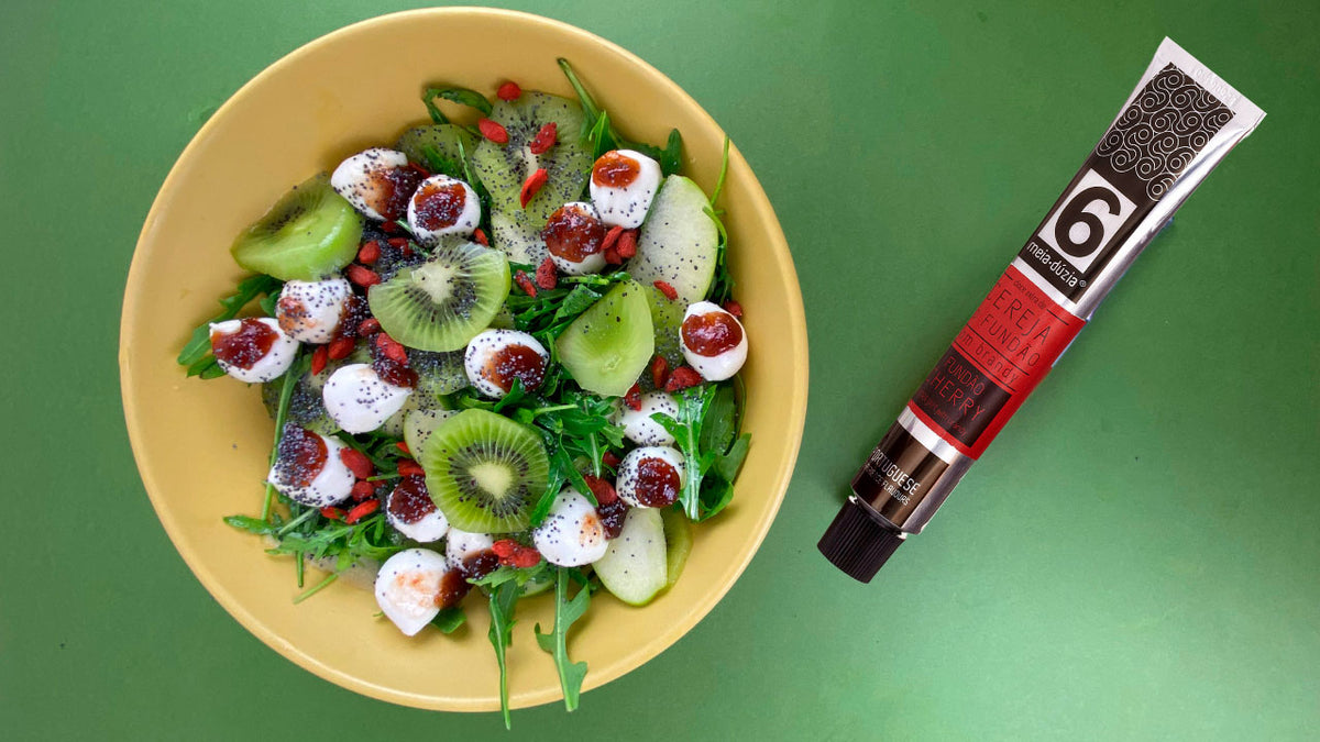 Salad of Kiwi, Green Apple, Arugula and Mozzarella Cheese with Fundão  Cherry Extra Jam with Brandy, image size:1200x675