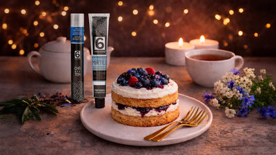 Bolo Romântico de Frutos do Bosque e Pétalas de Centaúrea