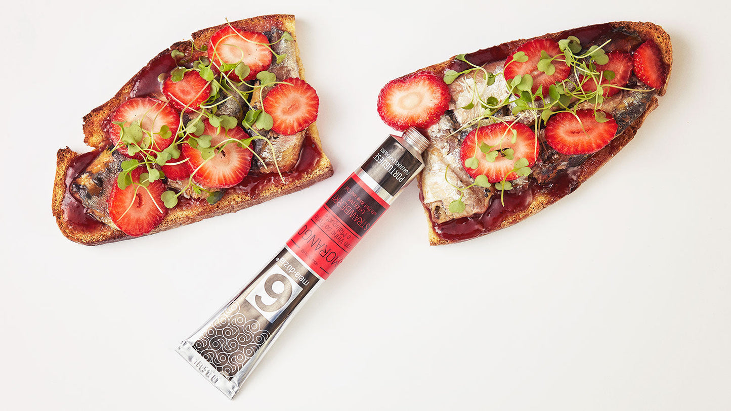 Tosta de Sardinha com Doce de Morango com Vinho Licoroso e Malagueta