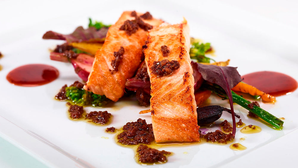 Salmão "La Plancha" com Micro-Legumes, Chutney de Pimento e de Manga e Doce de Morango com Hortelã