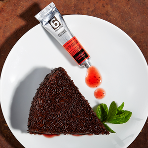 
                  
                    Bolo de chocolate com doce extra de morango com hortelã em bisnaga, parte da Box Experiência: Doces de Fruta + Crackers | Presente Dia da Mãe meia.dúzia®
                  
                
