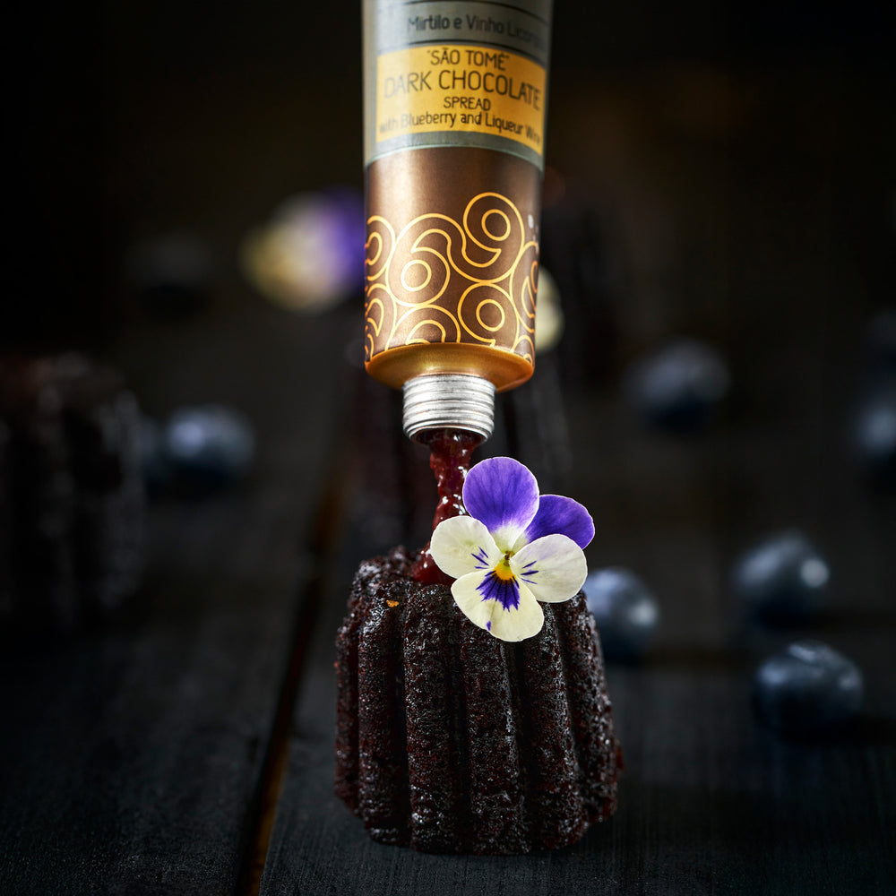 
                  
                    Chocolate Negro com Mirtilo e Vinho Licoroso - Clérigos & Ribeira - Lembrança do Porto
                  
                