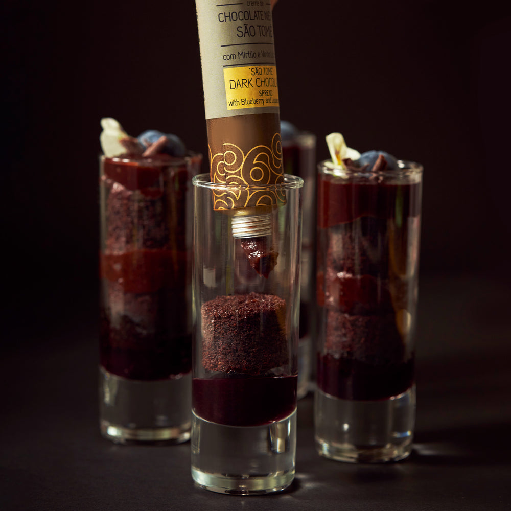 
                  
                    Chocolate Negro com Mirtilo e Vinho Licoroso - Clérigos & Ribeira - Lembrança do Porto
                  
                