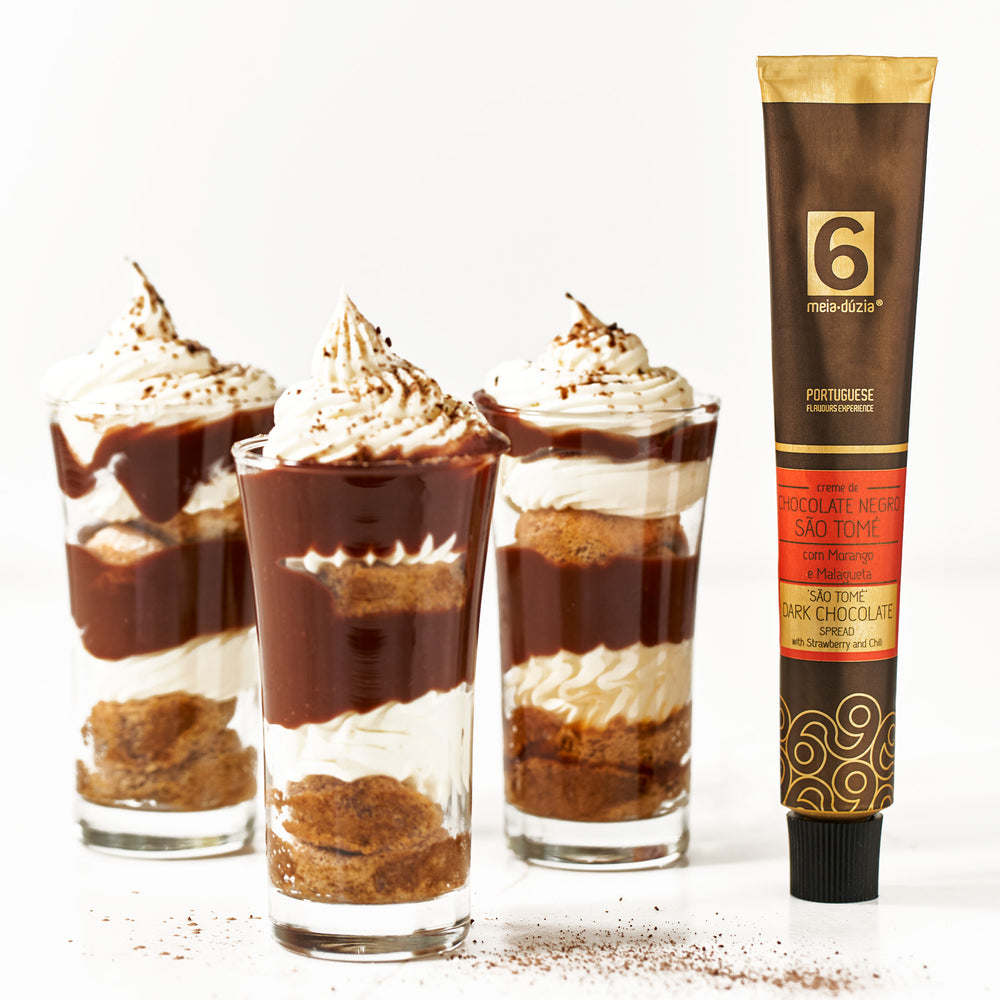 
                  
                    Schokoaufstrich aus Dunkler São Tomé Schokolade mit Erdbeere und Chili
                  
                