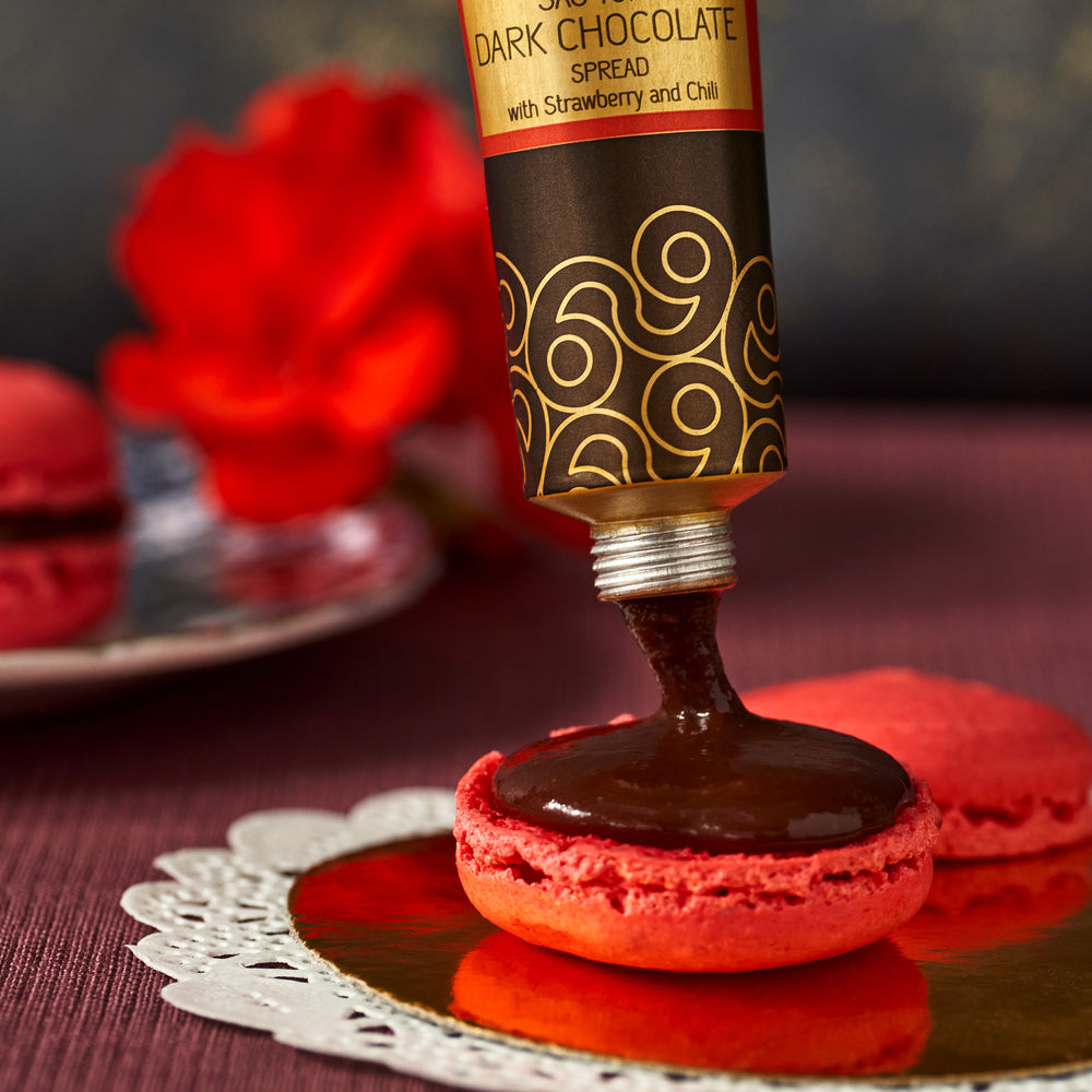 
                  
                    Schokoaufstrich aus Dunkler São Tomé Schokolade mit Erdbeere und Chili
                  
                