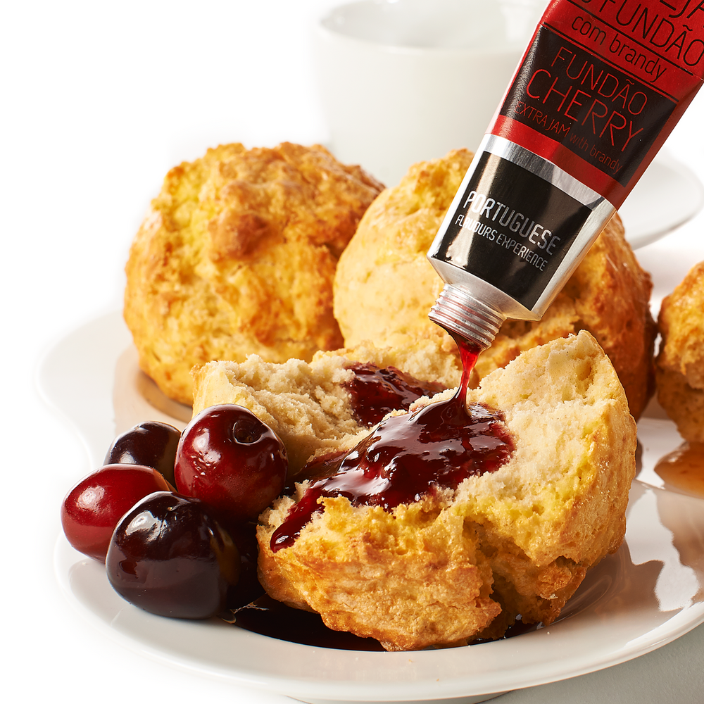 scones com topping de compota de cereja do Fundão com brandy meia.dúzia®