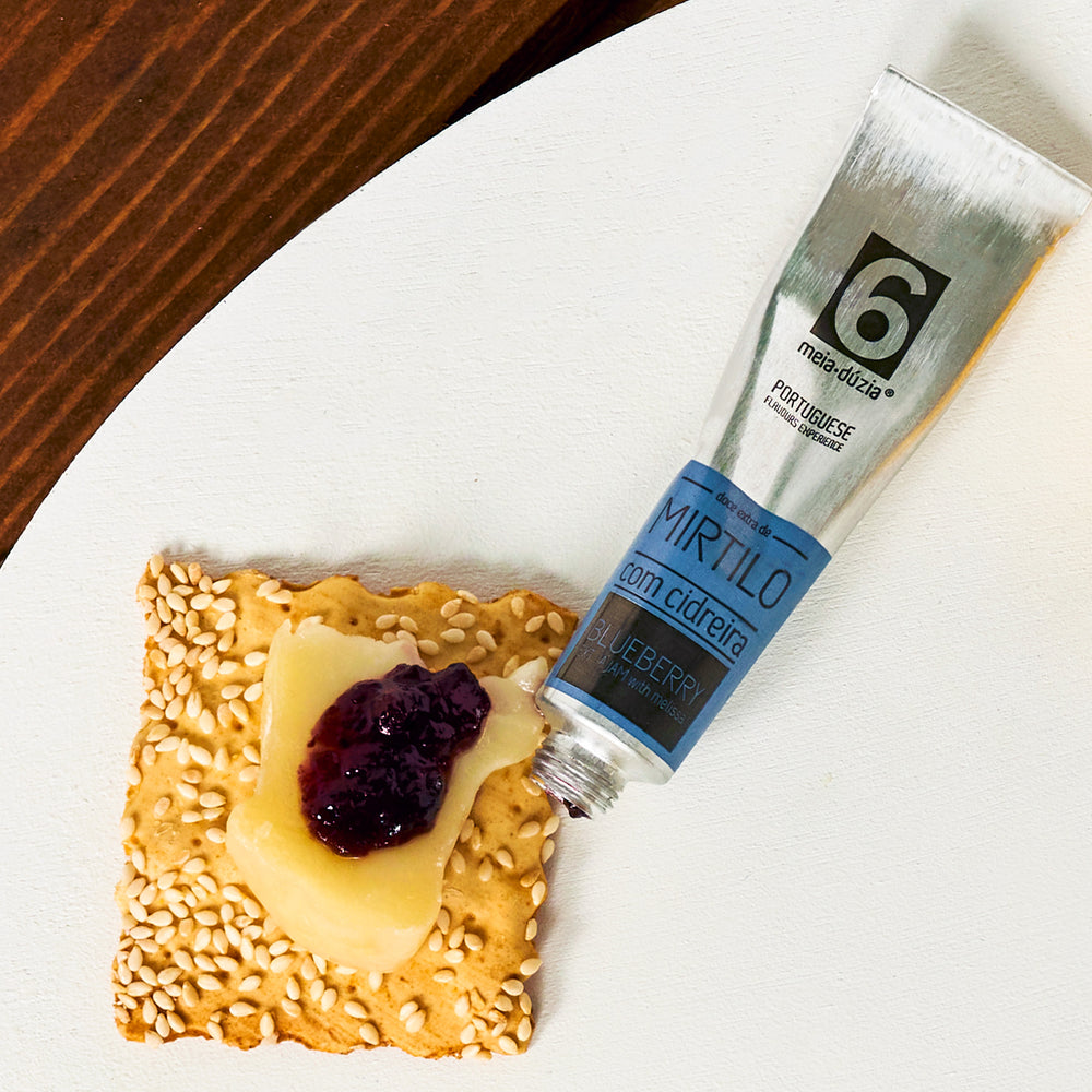Cracker de sésamo com Queijo de Azeitão DOP e Doce Extra de Mirtilo e Cidreira em bisnaga meia.dúzia®, parte do Travel Kit 6 Doces Artesanais - Azulejos Portugueses - Presente de Portugal