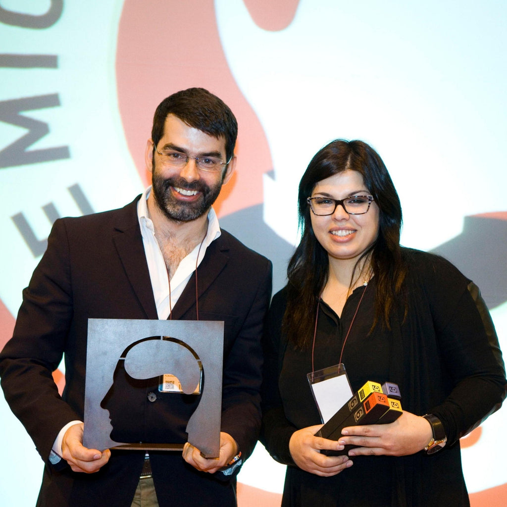 Os fundadores da marca número um no mundo para compotas em bisnaga, Andreia e Jorge Ferreira, a receber um prémio pelo seu trabalho no Salón de Gourmets, em Madrid, Espanha.