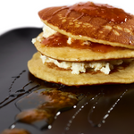 panquecas com recheio de requeijão e topping de mel de eucalipto com pera passa da meia.dúzia®
