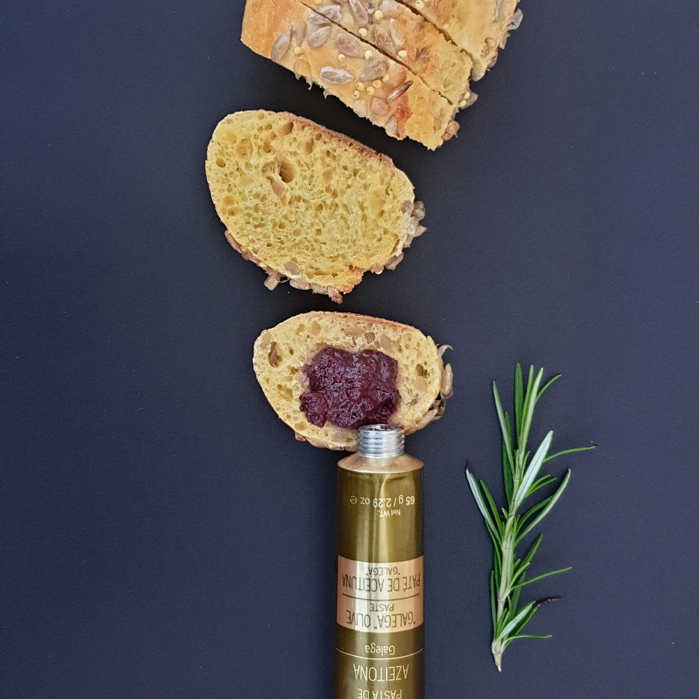 
                  
                    pasta de azeitona galega meia duzia em pão, ideal para incluir nas entradas da ceia de natal com sabores portugueses e tradicionais
                  
                
