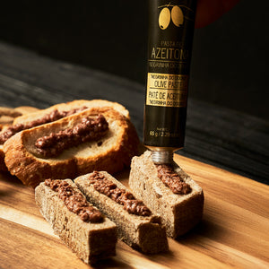 
                  
                    Coffret Gastronomique n.9: Pâte d'Olives Noires du Douro + Huile d'Olive - Spécial Noël
                  
                