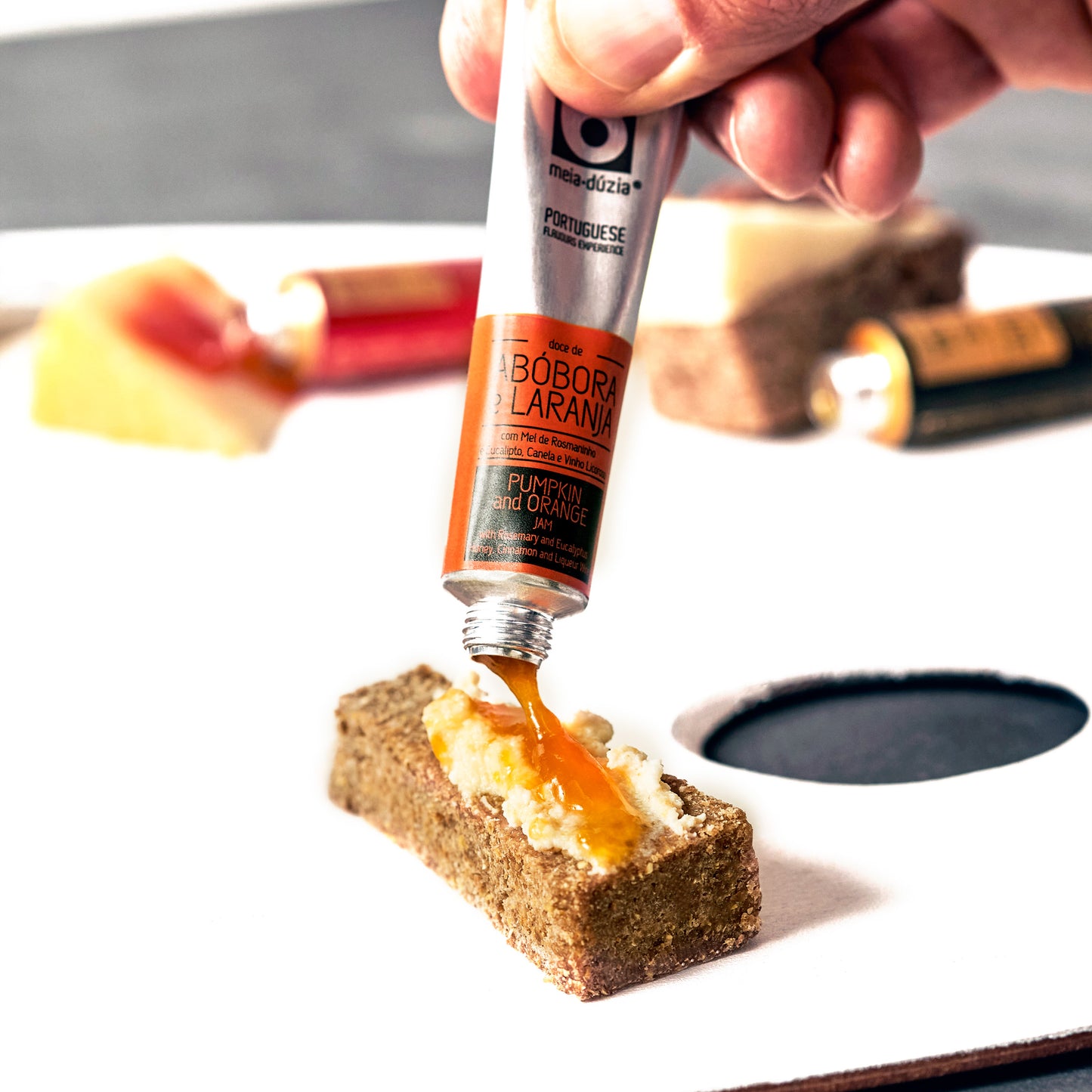 Broa com requeijão de Seia e Doce de Abóbora e Laranja com mel de Rosmaninho e Eucalipto, Canela e Vinho Licoroso em bisnaga da meia.dúzia®, parte do Travel Kit 6 Sabores (Doces, Chocolates, Pastas) - Monumentos Portugueses - Gift de Portugal