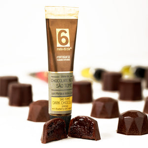 
                  
                    Bombons artesanais de chocolate negro com recheio de Creme de Chocoalte Negro São Tomé com Mirtilo e Vinho Licoroso em bisnaga da meia.dúzia®, parte do Travel Kit 6 Sabores (Doces, Chocolates, Pastas) - Monumentos Portugueses - Gift de Portugal
                  
                