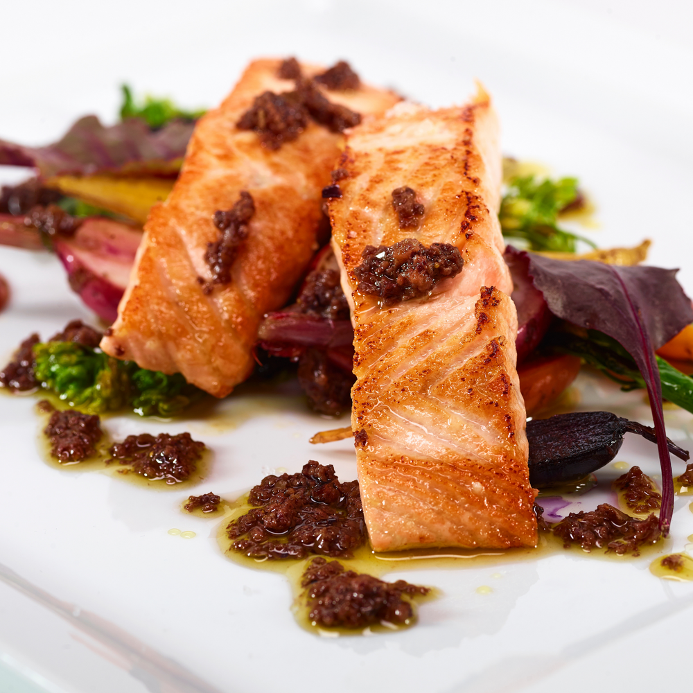 Salmão "La Plancha" com Micro-Legumes, Chutney de Pimento e de Manga e Doce de Morango com Hortelã