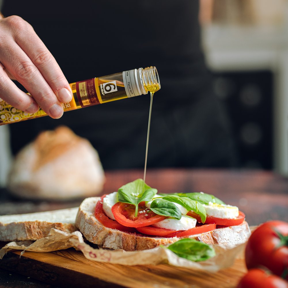 Tosta com tomate, queijo mozzarella, manjericão e um fio de azeite de qualidade superior português meia.dúzia®