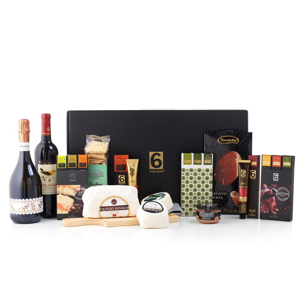 
                  
                    Cabaz Gourmet n.2 - Sabores de Portugal Luxury meia.dúzia®. Cabaz gourmet com experiência Gastronómica com os melhores sabores de Portugal. Uma seleção de produtos 100% portugueses, produtos artesanais e de qualidade superior, premiados internacionalmente e fazem parte deste Cabaz de gourmet Luxury. Ideal para amantes de Gastronomia, esta é uma oferta gastronómica de sabores de ideais para harmonizar com melhores queijos curados portugueses, tostas e acompanhar com os melhores vinhos portugueses.
                  
                