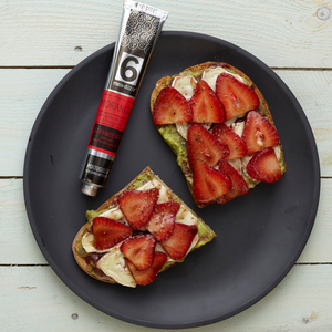 
                  
                    Tosta de abacate com queijo chèvre e morangos com molho de morango com vinho do Porto e malagueta meia.dúzia - sabores de Portugal
                  
                