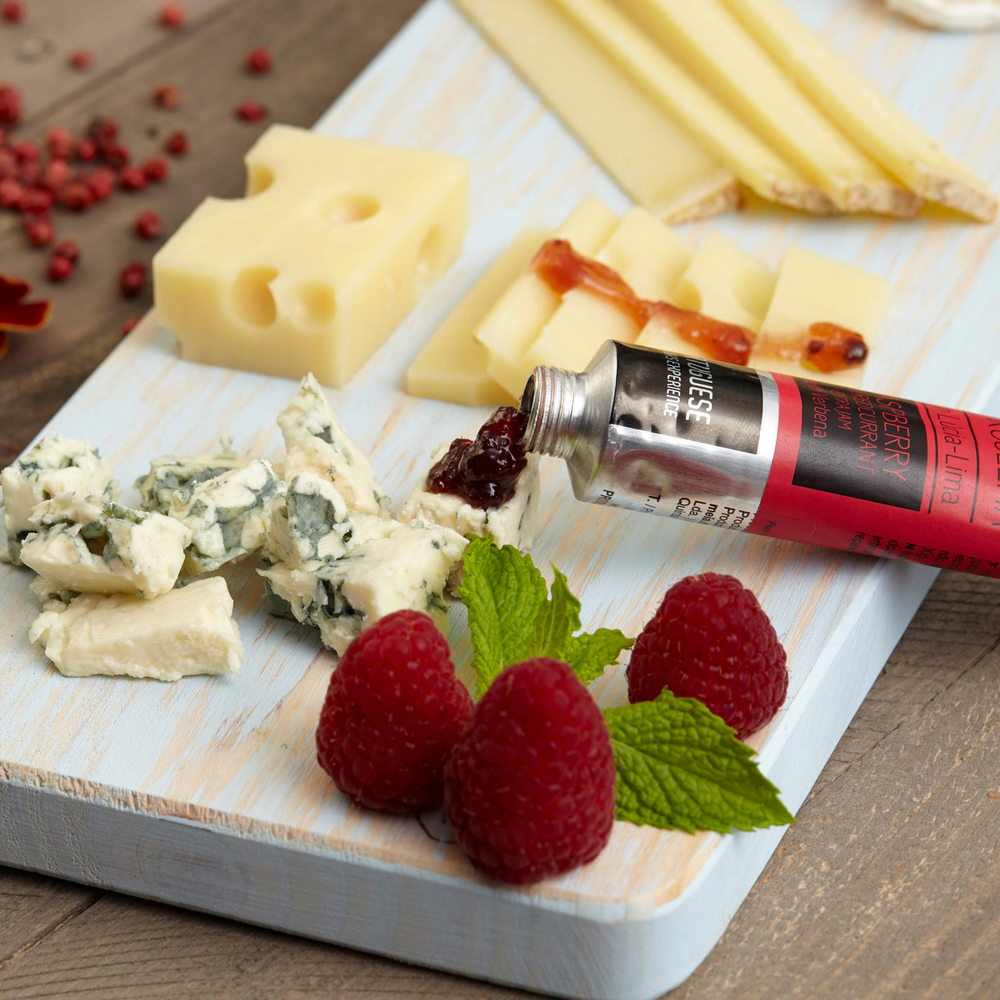 Tábua de queijos franceses. Queijo roquefort com  Doce Extra de Groselha e Framboesa com Lúcia-Lima - compota artesanal em bisnaga by meia.dúzia - sabores de Portugal