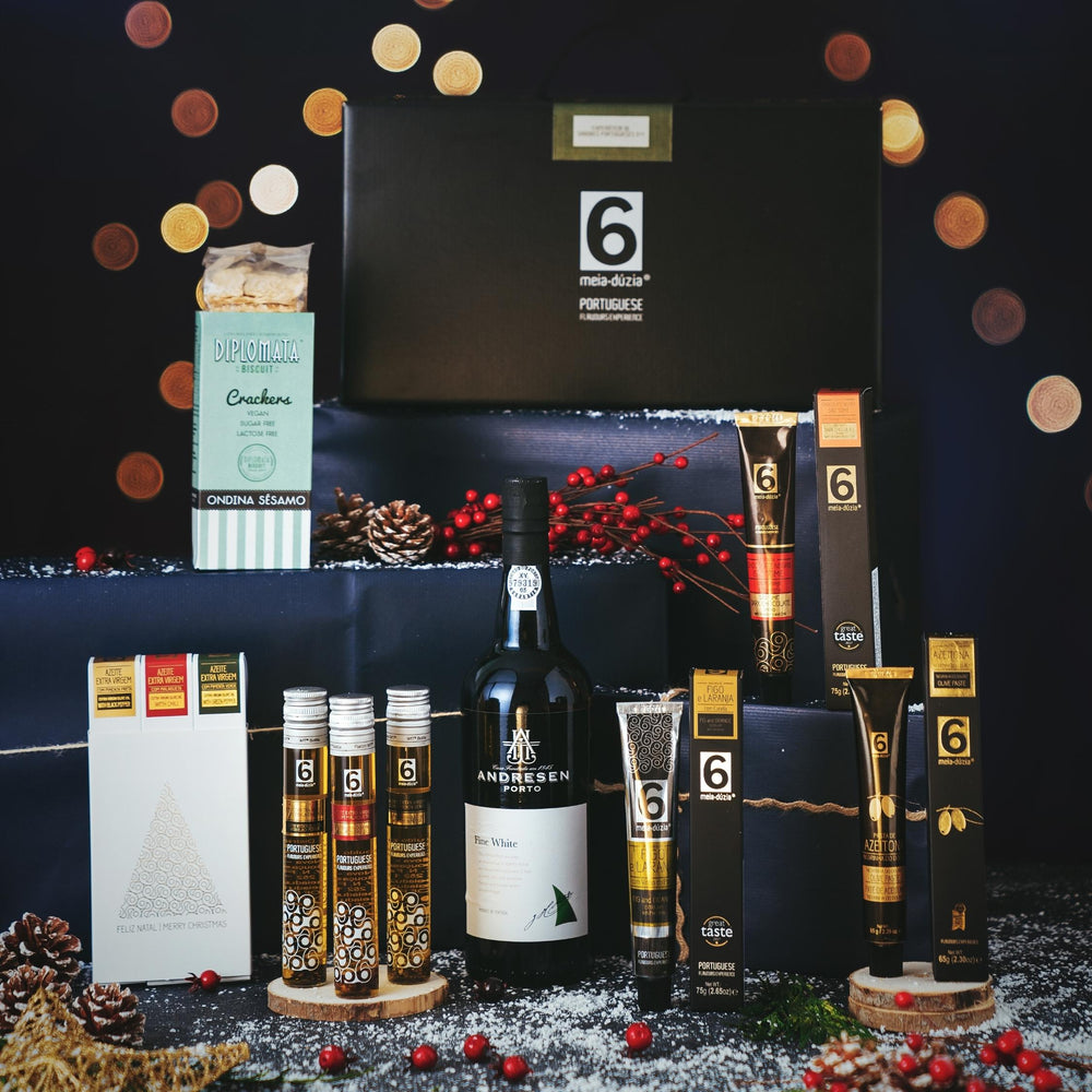 
                  
                    Cabaz de Natal n. 1 meia.dúzia®. Uma seleção de produtos e sabores 100% portugueses, artesanais e de qualidade superior, fazem parte deste Cabaz de Natal tradicional. Esta é uma Caixa Oferta gastronómica de sabores de várias regiões de Portugal.
                  
                