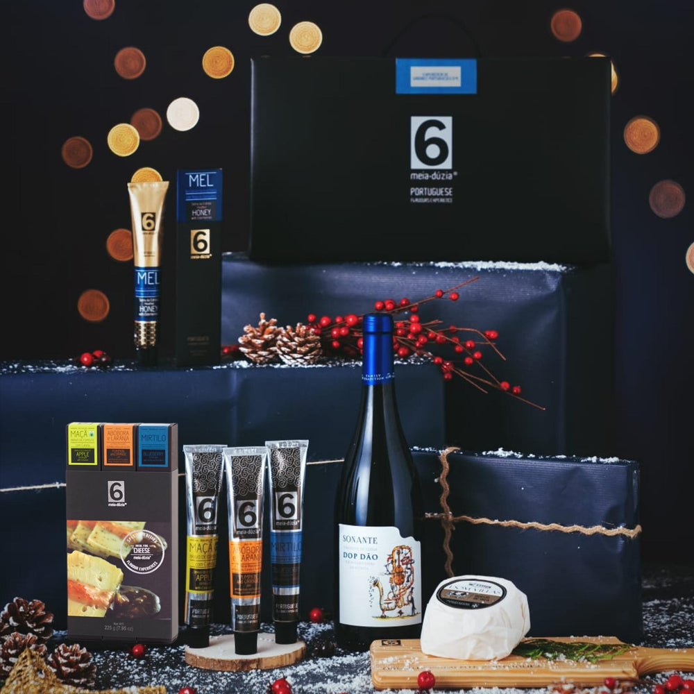 Cabaz de Natal n. 5 meia.dúzia®. Cabaz de Natal com Experiência Gastronómica para os amantes de queijo. Uma seleção de produtos e sabores 100% portugueses, artesanais e de qualidade superior, fazem parte deste Cabaz de Natal ideal para amantes de queijo. Esta é uma Caixa Oferta gastronómica de sabores de ideais para harmonizar com queijos curados portugueses.