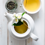 Chá Verde com Jasmim meia.dúzia®. Este delicioso chá verde misturado com Jasmim da China, resulta numa infusão de sabor delicado e refrescante, ligeiramente doce e bastante aromático. Na China, é um costume oferecer este chá como forma de dar as boas-vindas a convidados.