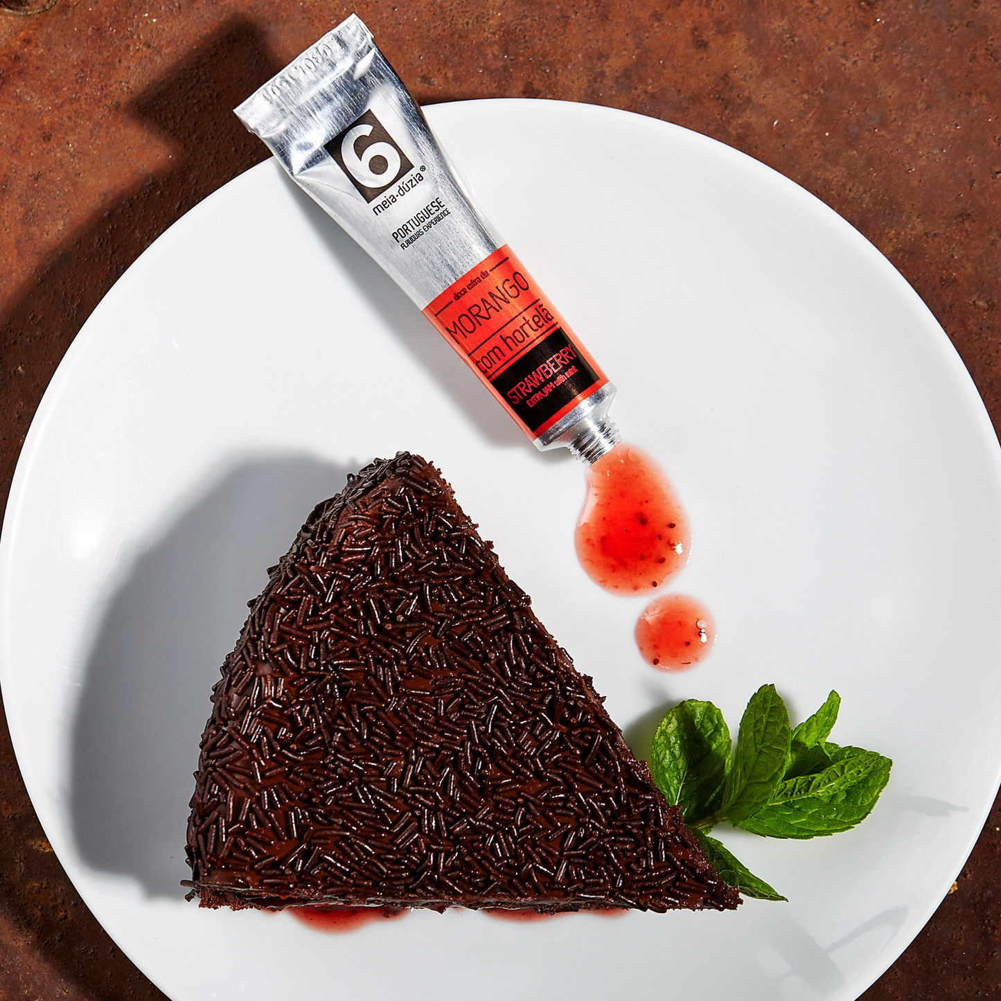 Bolo de chocolate com recheio de compota de morango com hortelã meia.dúzia®