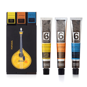 
                  
                    PACK 3 Sabores - Guitarra Portuguesa - Prenda de Portugal, inclui: compota artesanal de pera Rocha com moscatel do Douro, compota artesanal de Laranja com vinho da Madeira, compota artesanal de miltilo com baunilha e vinho do Porto - misturas de sabores surpreendentes, artesanais e portugueses by meia.dúzia - sabores de Portugal
                  
                