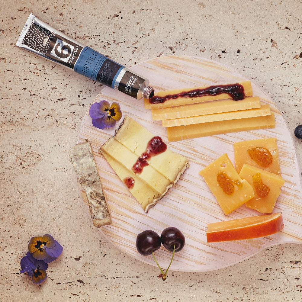 Tábua de queijos com compota artesanal de mirtilo com baunilha e vinho do Porto meia.dúzia