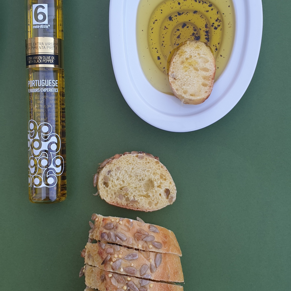 
                  
                    Degustação de azeite premium português da marca meia.dúzia® com pão.
                  
                