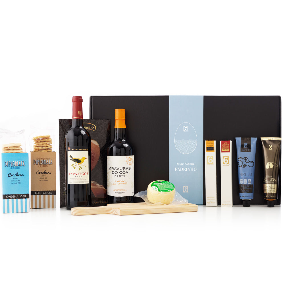 Cabaz gourmet especial Padrinho, Feliz Páscoa. Sabores gourmet portugueses, inclui tábua de madeira com gravação, crackers Diplomata, presunto reserva Porminho, vinho tinto Papa Figos Douro, vinho do Porto Tawny Gravuras do Côa, queijo mistura saloio regional Santiago, creme de chocolate branco em bisnaga, azeite extra virgem com malagueta, compota artesanal de mirtilo com cidreira e pasta de azeitona Negrinha do Douro com especiarias. Os melhores sabores de Portugal, meia.dúzia