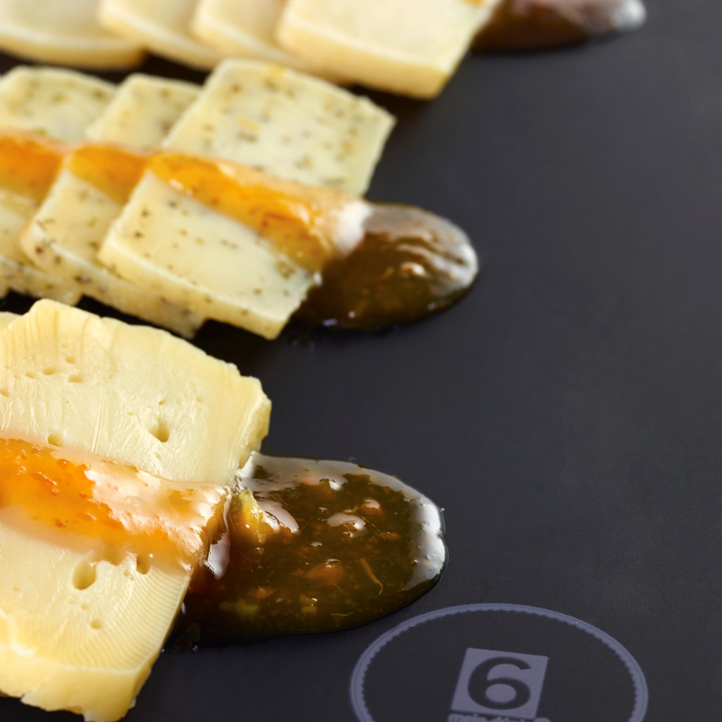 Tábua de queijos com Doce de Abóbora e Laranja com Mel de Rosmaninho e Eucalipto, Canela e Amêndoa meia.dúzia®