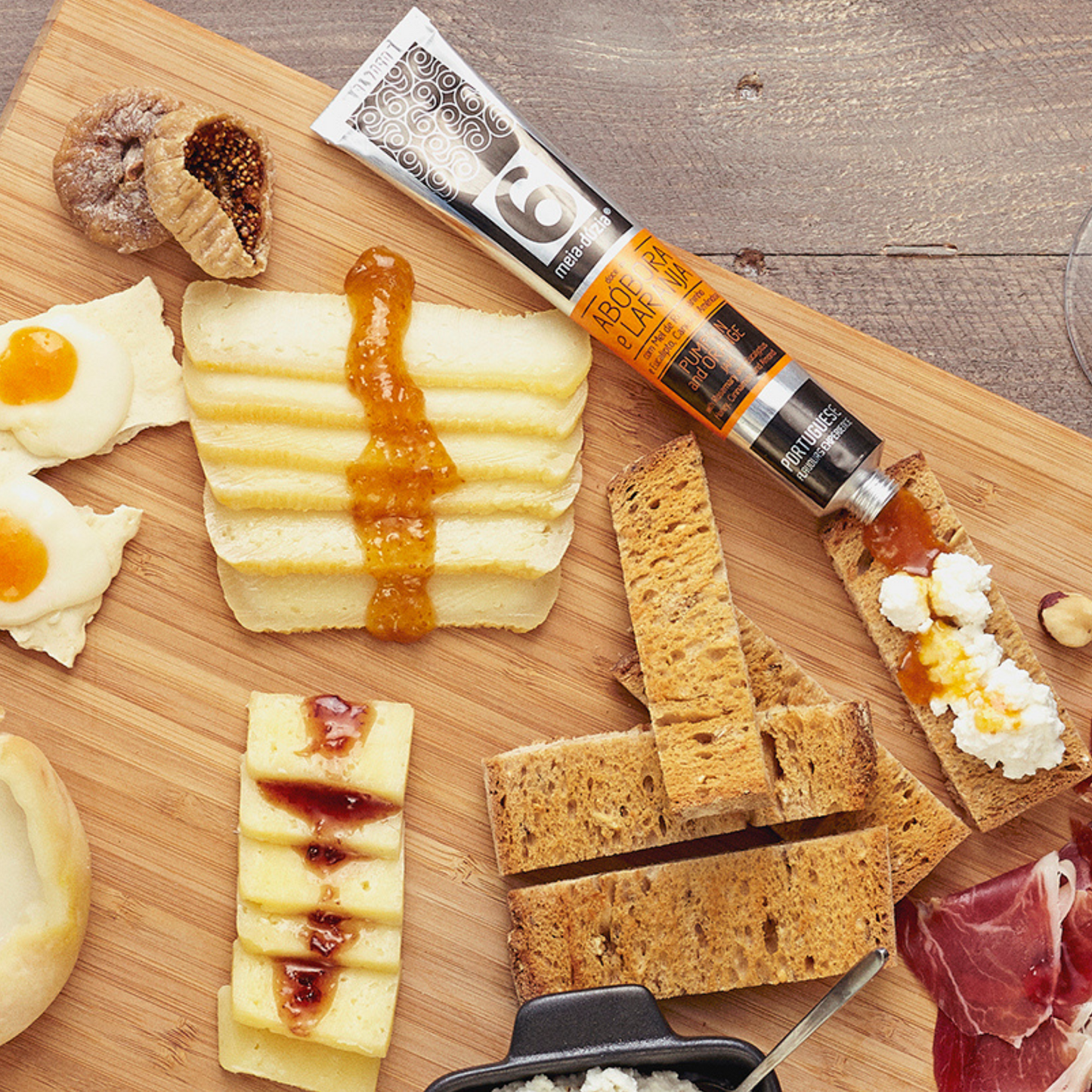 Tábua de queijos portugueses com compota artesanal de abóbora e laranja com mel, canela e vinho do Porto meia.dúzia