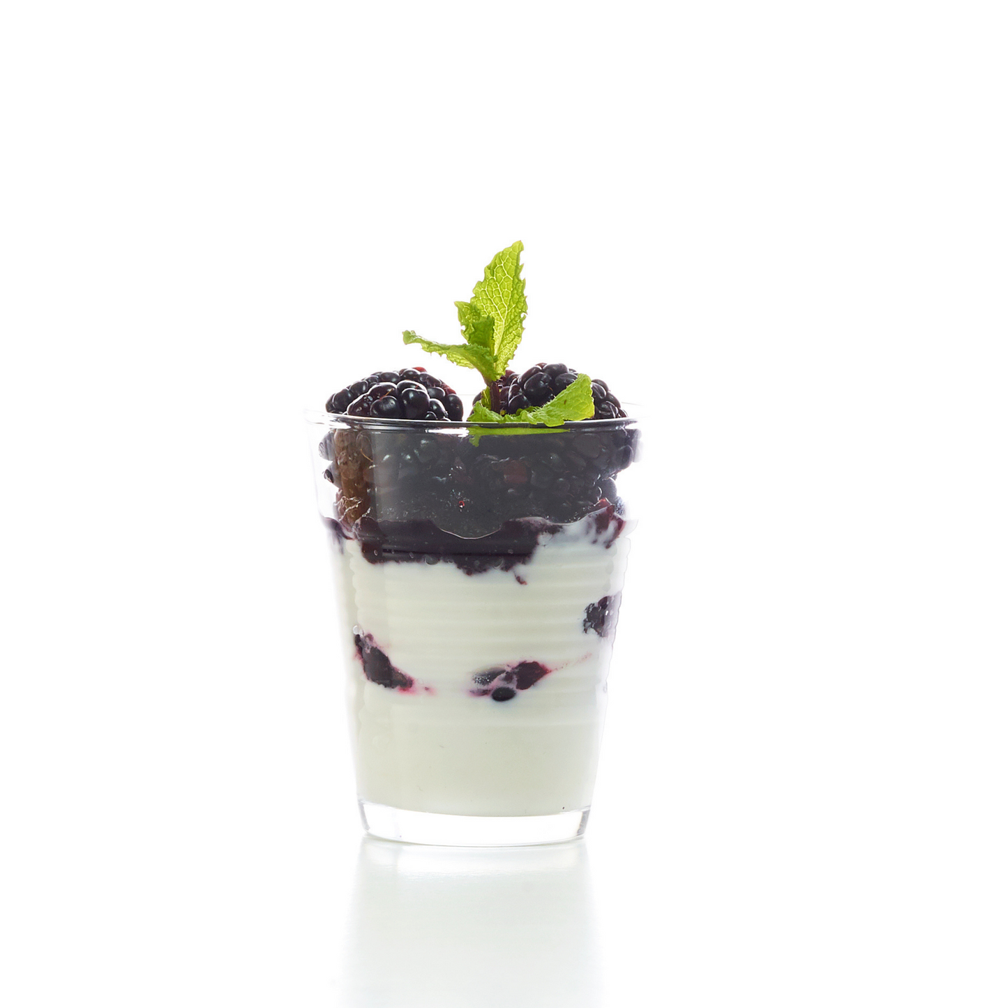 Iogurte natural com frutos vermelhos e Doce Extra de Framboesas e Amoras - compota artesanal em bisnaga by meia.dúzia - sabores de Portugal