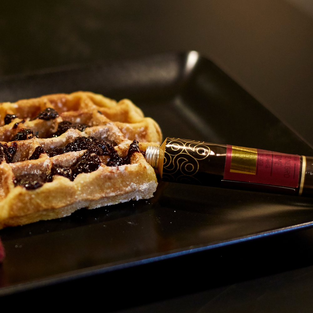 
                  
                    Waffle com cobertura de Creme de Chocolate Negro São Tomé com Amora, Avelã e Noz-moscada meia.dúzia®
                  
                