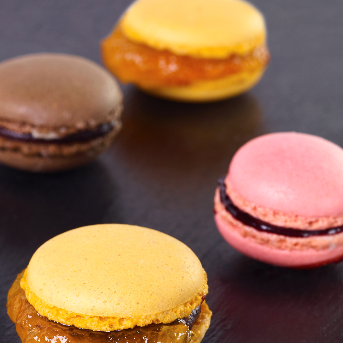 macarrons recheados com creme de chocolate negro são tomé com cereja e brandy meia.dúzia®