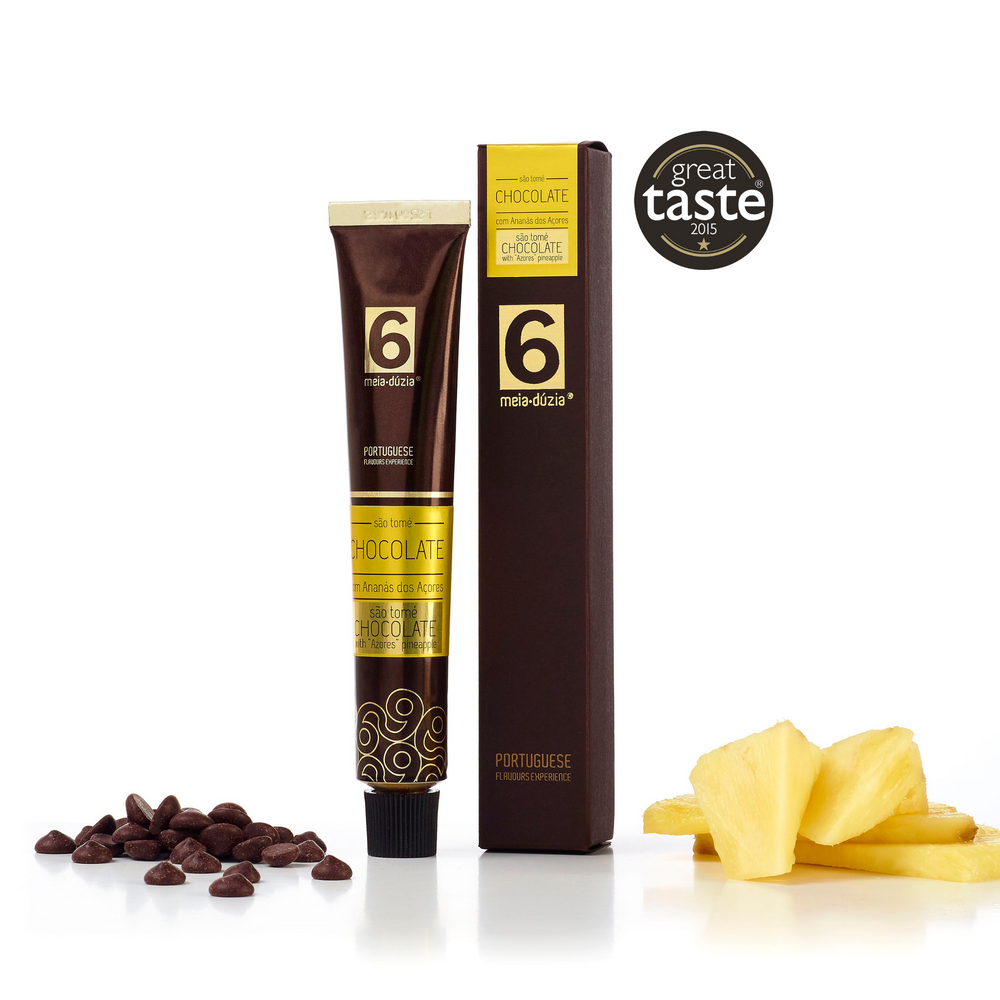 Creme de Chocolate Negro São Tomé com Ananás dos Açores meia.dúzia®. Perfeita combinação da frescura do ananás dos Açores com o sabor forte e intenso do chocolate negro de São Tomé com 70% de cacau, experiência única, premiada na categoria “Melhor Sabor” nos Prémios GREAT TASTE do Reino Unido em 2015.