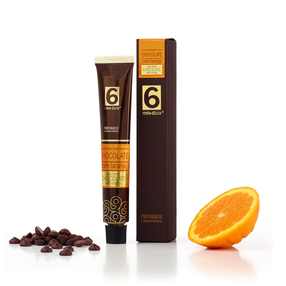 Creme de Chocolate Negro São Tomé com Laranja meia.dúzia®. O sabor doce e levemente ácido da laranja combina na perfeição com o sabor intenso do chocolate negro São Tomé, com 70% de cacau e notas de cappuccino, esta combinação tem ainda a leve doçura do vinho da madeira.