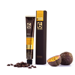 
                  
                    Creme de Chocolate Negro São Tomé com Maracujá meia.dúzia®. Esta delicada mistura de chás verdes da China e do Japão, combinados com o aroma de citrinos e frutos vermelhos, resulta num chá com aroma e sabor frutados. As propriedades do chá verde são reforçadas pelos antioxidantes dos frutos vermelhos e vitaminas presentes nos citrinos.
                  
                