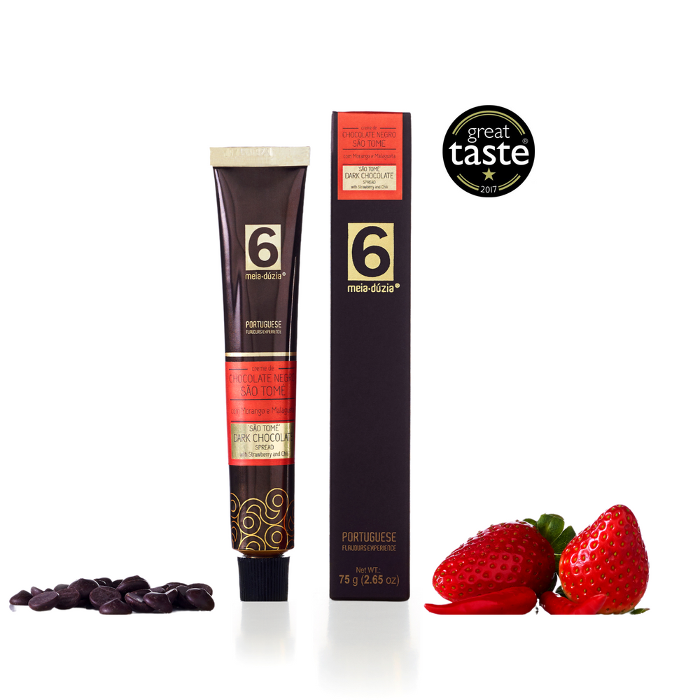 Creme de Chocolate Negro São Tomé com Morango e Malagueta meia.dúzia®. Creme de chocolate negro São Tomé com 70% de cacau, com morangos de variedade Santo André, fruto refrescante de textura macia e aroma silvestre, apimentado com a malagueta, faz desta experiência única, uma explosão de sabores afrodisíaca, premiada na categoria “Melhor Sabor” nos Prémios GREAT TASTE do Reino Unido em 2017.