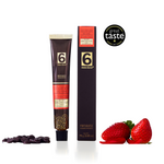 Creme de Chocolate Negro São Tomé com Morango e Malagueta meia.dúzia®. Creme de chocolate negro São Tomé com 70% de cacau, com morangos de variedade Santo André, fruto refrescante de textura macia e aroma silvestre, apimentado com a malagueta, faz desta experiência única, uma explosão de sabores afrodisíaca, premiada na categoria “Melhor Sabor” nos Prémios GREAT TASTE do Reino Unido em 2017.