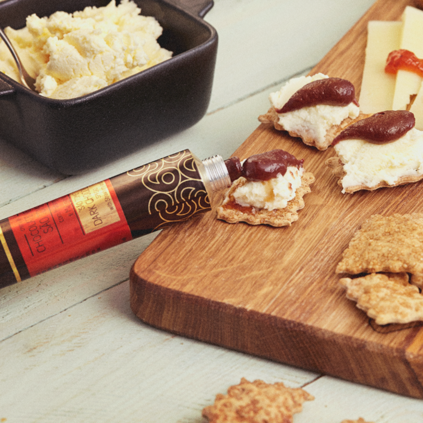 Tábua de queijos com Creme de Chocolate Negro “São Tomé” com Morango e Malagueta meia.dúzia®