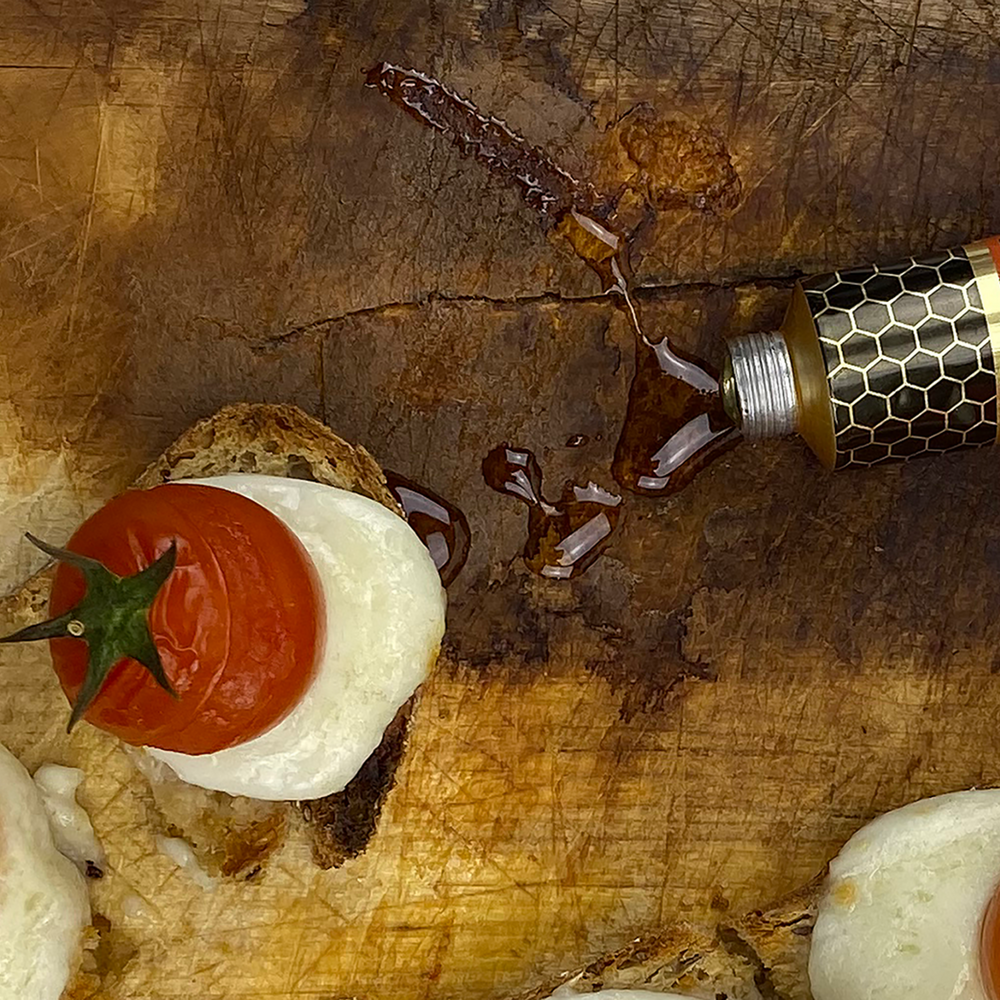 
                  
                    Bruschetta de queijo mozzarela e tomate cherry com Mel de Flor de Laranjeira com Malagueta - mel português em bisnaga by meia.dúzia - sabores de Portugal
                  
                