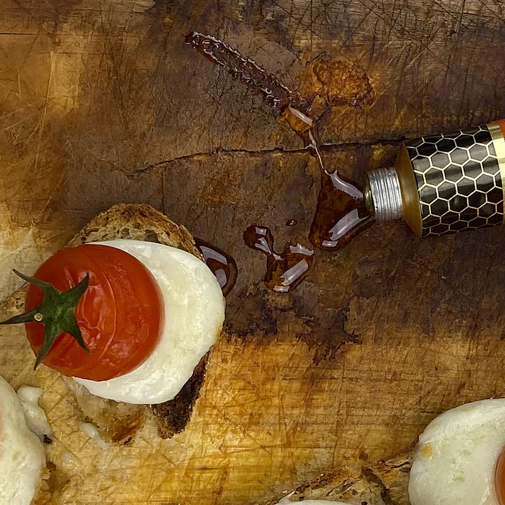 
                  
                    Tosta de queijo mozzarela com tomate cherry e Mel de Flor de Laranjeira com Malagueta meia.dúzia®
                  
                