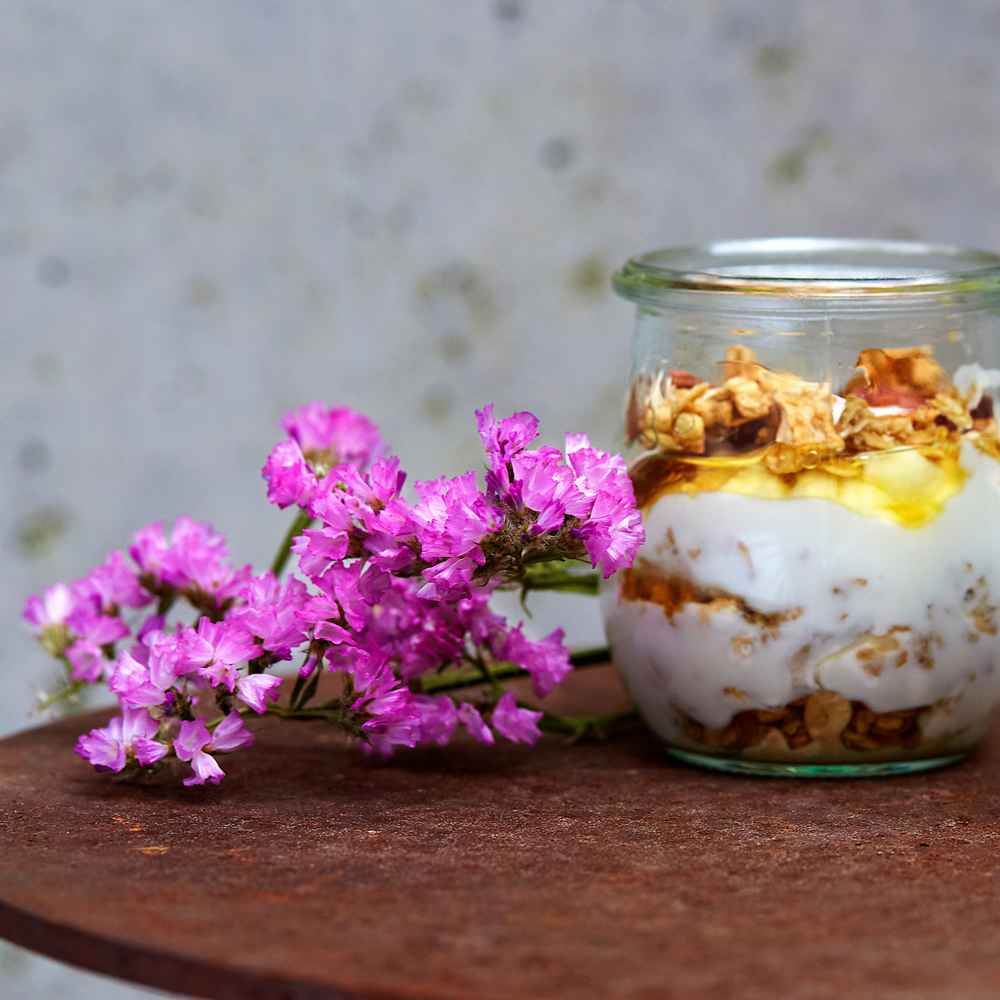 
                  
                    Iogurte com granola e Mel Multifloral - mel português em bisnaga by meia.dúzia - sabores de Portugal
                  
                