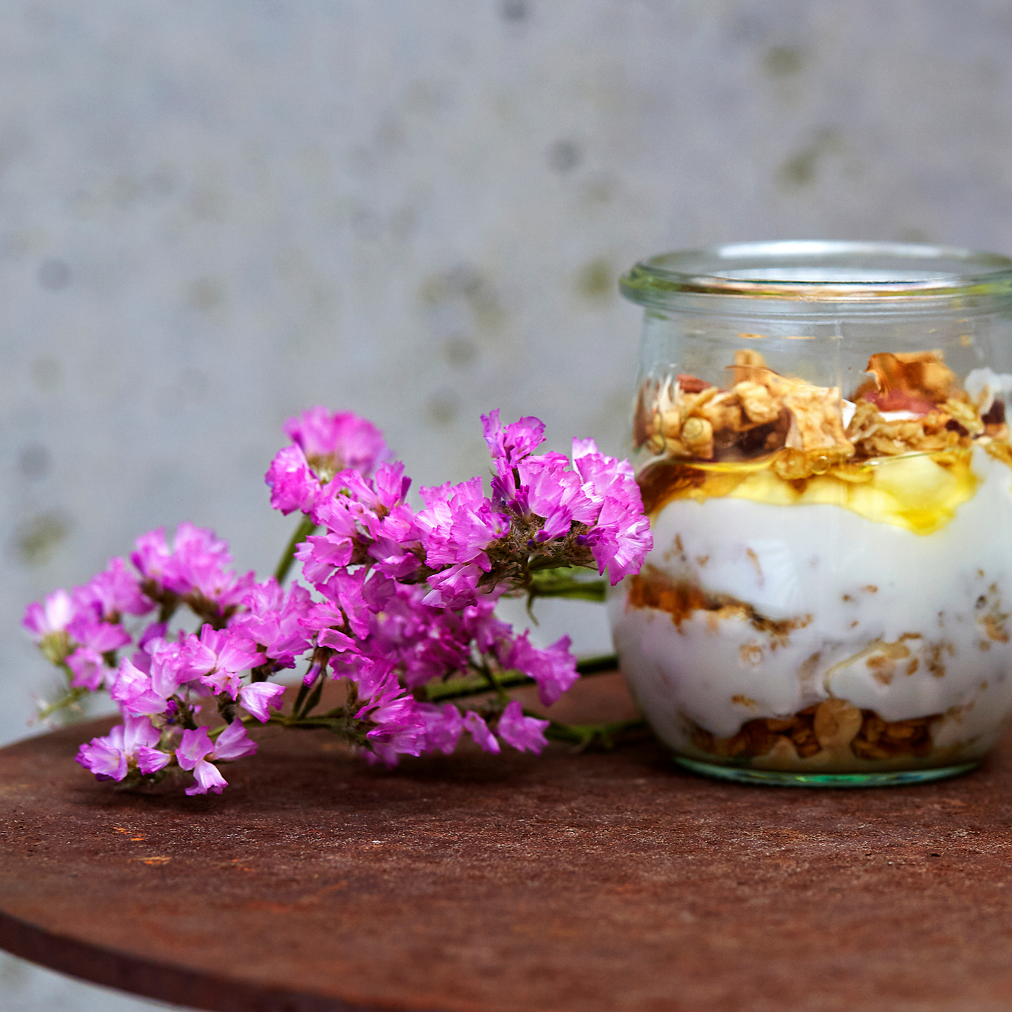Iogurte natural com granola e mel multifloral biológico meia.dúzia®
