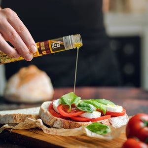 
                  
                    Tosta de pão rústico com tomate, queijo mozzarella e manjericão com um fio de azeite extra virgem com malahueta by meia.dúzia
                  
                