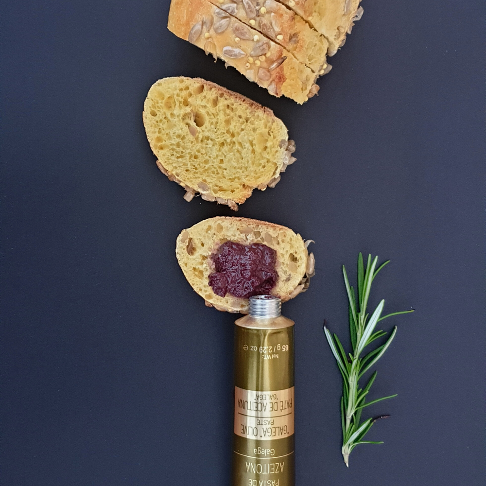 
                  
                    Degustação de pasta de azeitona meia.dúzia® com pão e alecrim
                  
                