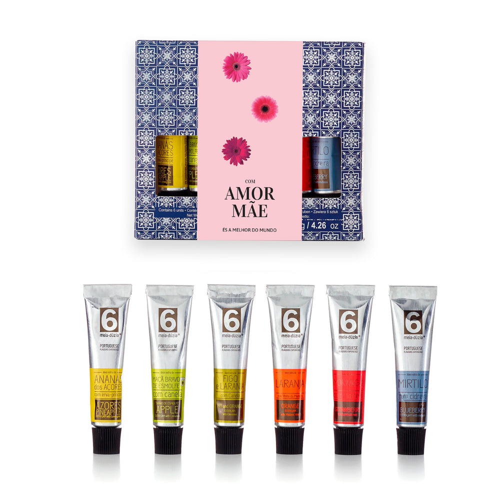 Kit Mãe - 6 Doces de Fruta Artesanais - compotas artesanais em bisnaga by meia.dúzia - sabores de Portugal. Este presente especial para o dia da mãe Inclui: Doce Extra de Ananás dos Açores com Erva-Príncipe - 20g Doce Extra de Maçã Bravo de Esmolfe com Canela - 20g Doce Extra de Figo e Laranja com Canela (Prémio Great Taste 2017, Reino Unido – 1 Estrela) - 20g Doce Extra de Laranja com Vinho da Madeira - 20g Doce Extra de Morango com Hortelã - 20g Doce Extra Mirtilo com Cidreira - 20g